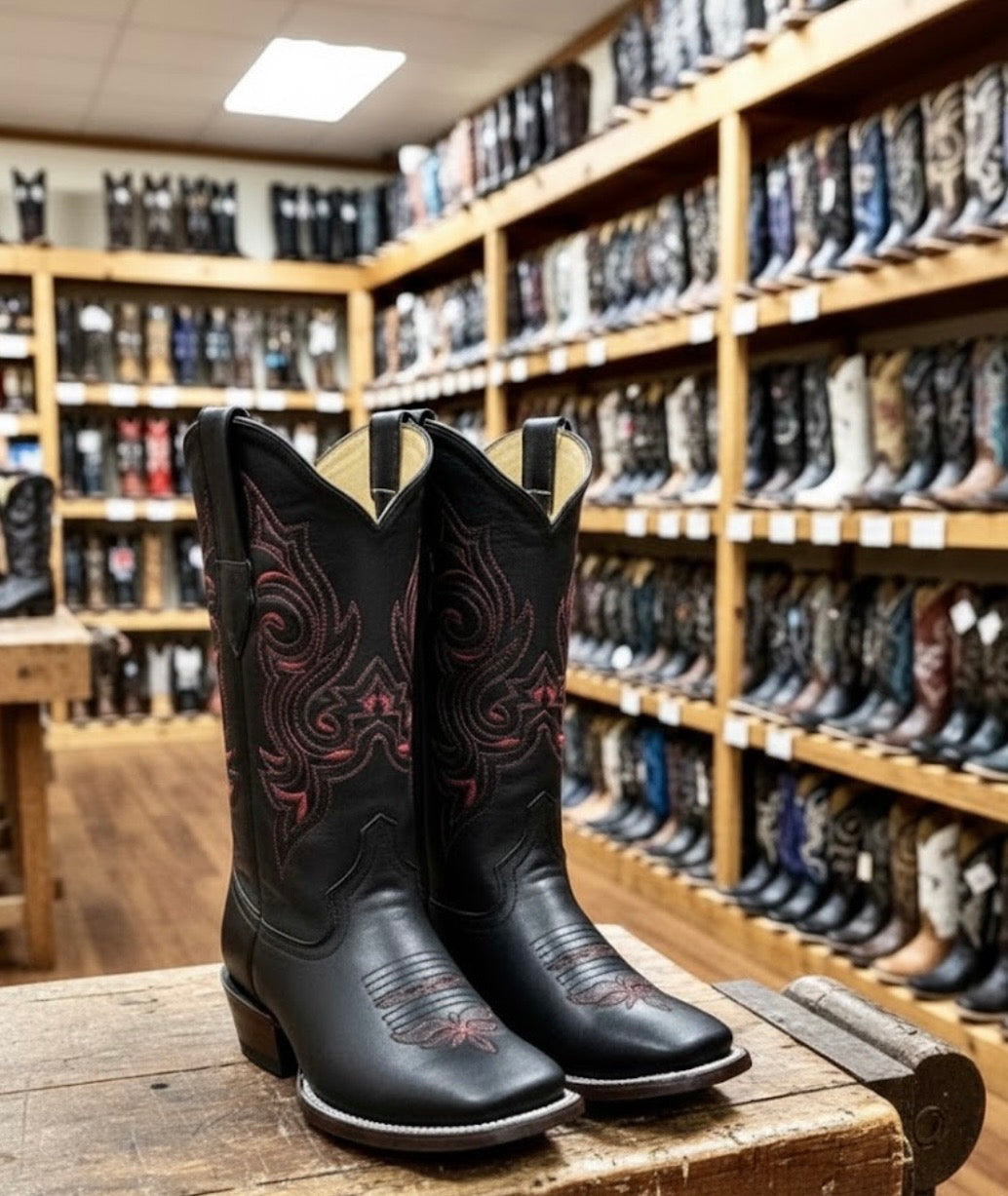 Bota Bulldog con Aplicaciones Rojas