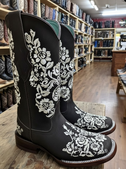 Bota Bulldog con Aplicaciones Florales Blancas