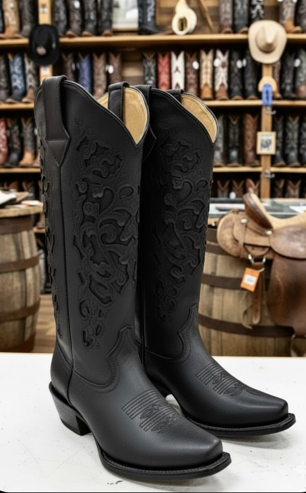 Bota Bulldog con Aplicaciones Florales Negras